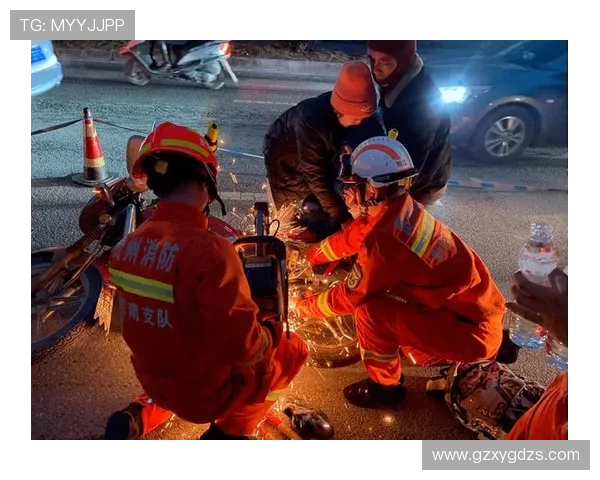 洪水中的生命托举：榕江消防员用身躯筑起 “避风港”(1)